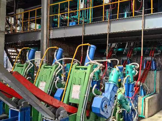 Three-strand continuous casting machine
